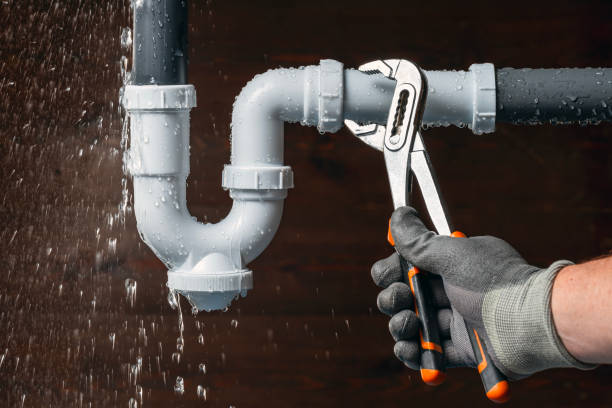 Professional Emergency Plumber technician working in Overpeck, OH